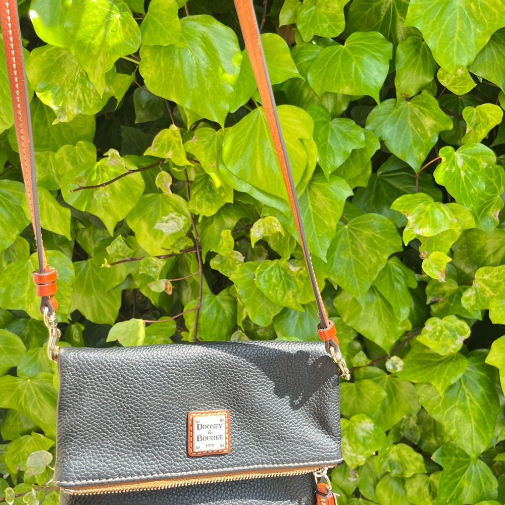 Dooney & Bourke Black Pebbled Leather Zipper Clutch Crossbody Bag Red Interior - Picture 14 of 16